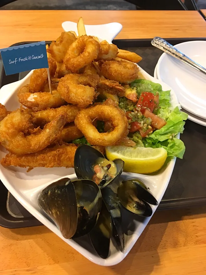 Fried seafood platter @ seasalt|Ong Sor Fernさん