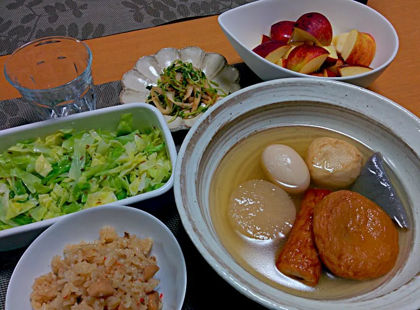 おでん(既製品)、かしわごはん、クミンキャベツ、豆苗と切干大根の豆板醤酢和え、りんご|ねむねこさん