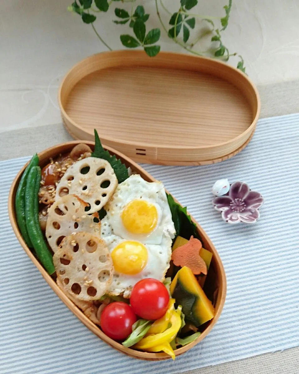 娘弁当☺

 豚丼  キャベツのおかか和え  パプリカのマリネ  かぼちゃの煮物  いんげん・玉ねぎ・れんこんのソテー   ウズラ卵の目玉焼き プチトマト  型抜きにんじん


 #女の子のお弁当  #わっぱ弁当|e  satoさん