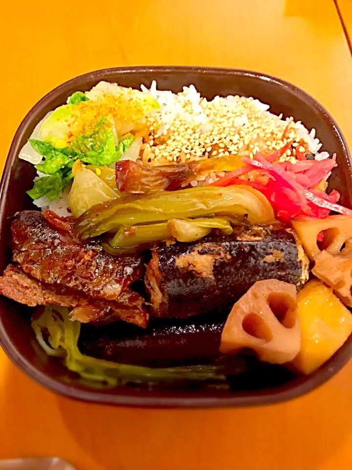 パパお弁当🍱  秋刀魚と青梗菜の旨辛醤油煮  里芋と蓮根のブラウンシュガー煮  白菜の漬物  紅生姜|ch＊K*∀o(^^*)♪さん