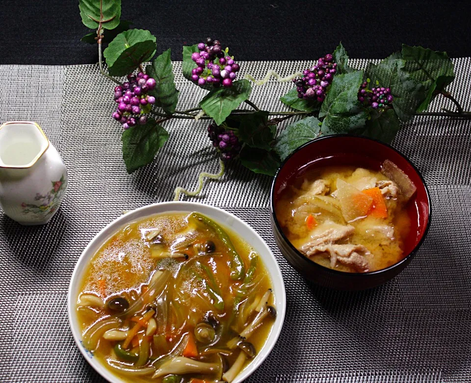 何かおかしい晩ご飯 何故汁もの2品
メモをよく読むとカレイのあんかけと書いてある。カレイは猫がいるのでレンジの中に、だから豚汁と野菜のあんかけ|Hiroshi  Kimuraさん