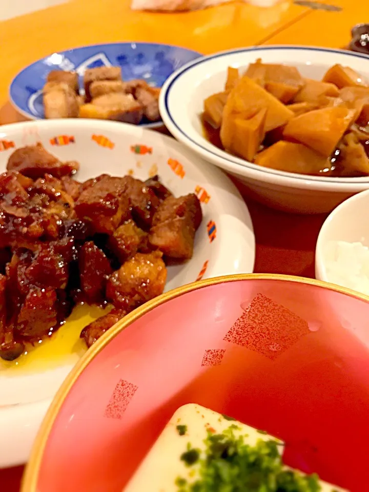 豚ロース肉としめじの醤油ソテー  豚ロース肉の粗挽き塩胡椒焼き  里芋と蓮根のブラウンシュガー煮  冷奴青海苔がけ|ch＊K*∀o(^^*)♪さん