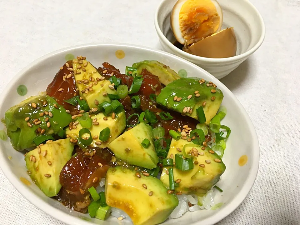 Snapdishの料理写真:サーモンとアボカド丼|eiyadeさん