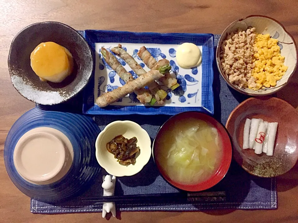 Snapdishの料理写真:アスパラ肉巻き、大根の甘酢漬け、
大根味噌、キャベツの味噌汁、そぼろ|せさん