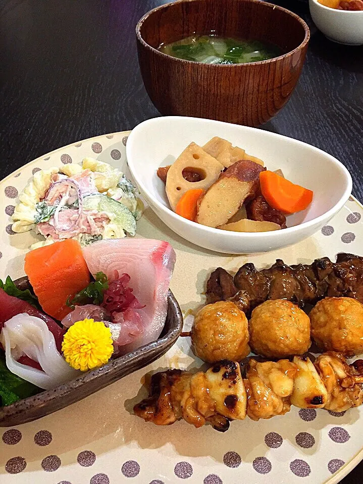 ⭐️焼き鳥3種
⭐️お刺身
⭐️根菜と薩摩揚げの煮物
⭐️マカロニサラダ
⭐️小松菜と白菜の味噌汁|よっちぃさん