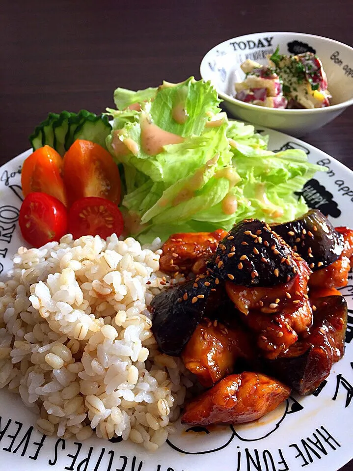 ⭐️もち麦ごはん
⭐️鶏肉と茄子のピリ辛炒め
⭐️野菜サラダ  胡麻ドレッシング
⭐️さつまいものワサビマヨサラダ|よっちぃさん