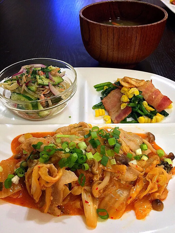 ⭐️豚肉とキャベツの味噌キムチ炒め
⭐️ほうれん草とベーコンのガリバタ炒め
⭐️タイ風春雨サラダ
⭐️人参と小松菜のサラダ|よっちぃさん