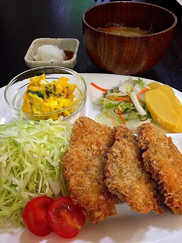 Snapdishの料理写真:⭐️ヒレカツ  おろしポン酢
⭐️白菜のお漬物・たくあん
⭐️かぼちゃとクリームチーズのサラダ
⭐️もやしと人参と小松菜の味噌汁|よっちぃさん