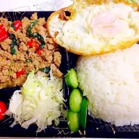 Snapdishの料理写真:ガパオライス🍚
ピリ辛いけど美味しです
ข้าวราดผัดกะเพรา|Shunri' Mama ~ Lunaさん