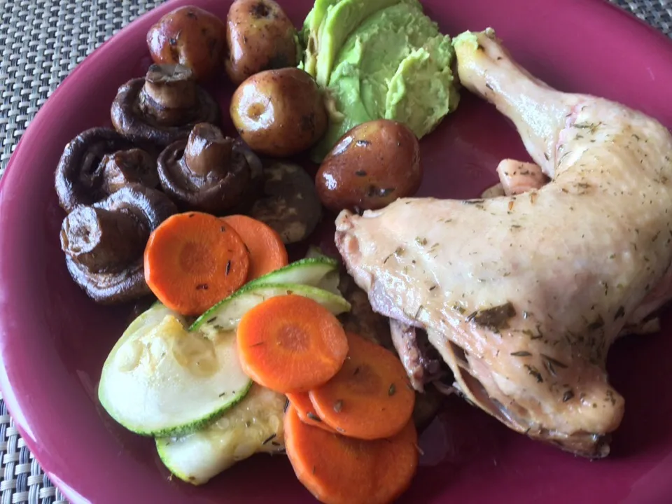 Pollo con finas yerbas y verduras al horno|Justo Romeroさん