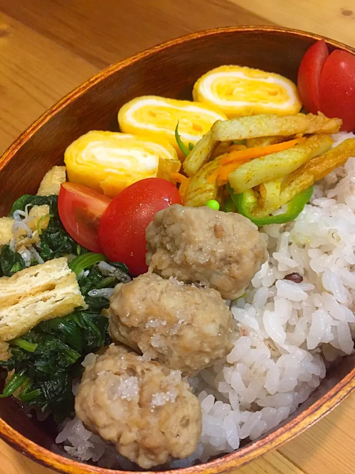 Snapdishの料理写真:パパたろ弁当

卵焼き
ほうれん草と揚げ・ちりめんじゃこの
                めんつゆ和え
ちくわ・人参・ピーマンのカレー炒め
ミニトマト
とり団子|ひななぎさん