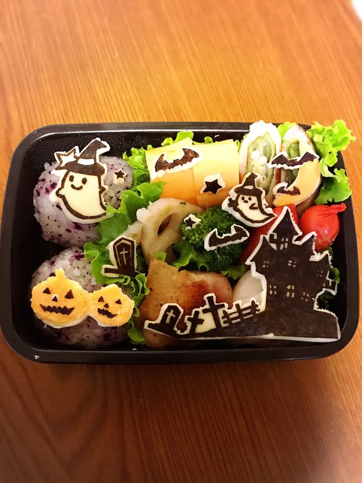 息子弁当♫   今日は先月延期になった遠足👜🚃  ハロウィン弁当🎃👻|Snow10さん