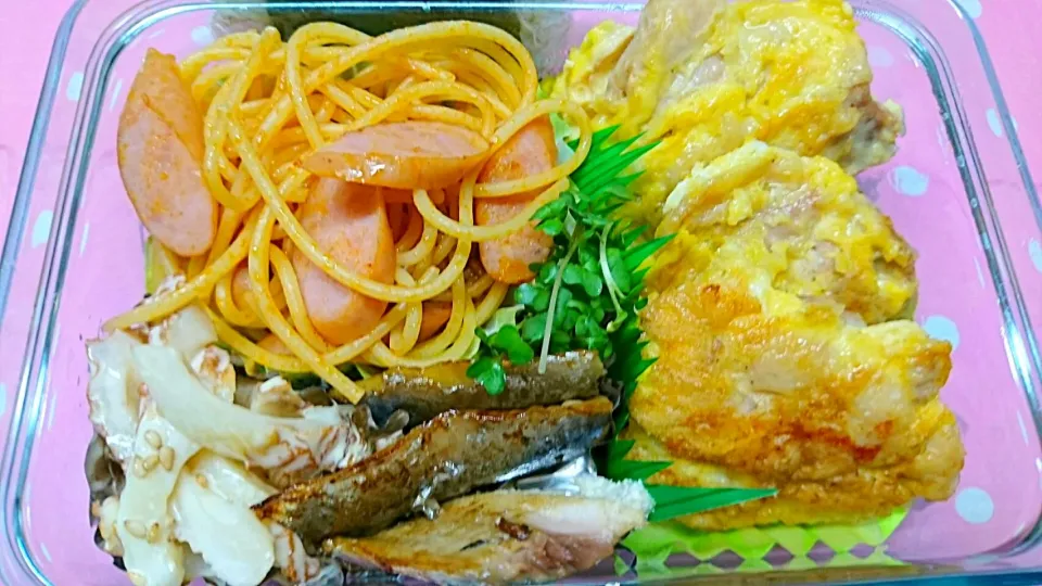 鶏肉のたまご焼き／さんまのポン酢焼き／スパゲティーとソーセージのケチャップ炒め／ちくわマヨ／おかかおにぎり|りょーぽんさん