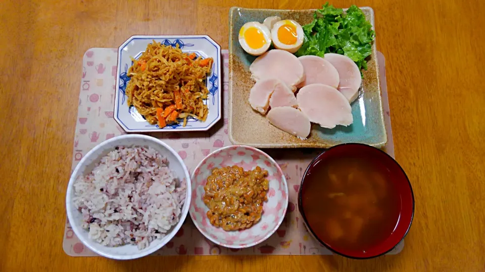 １０月２６日　鶏ハム　煮卵　切り干し大根のサラダ　納豆　山芋きのこ汁|いもこ。さん