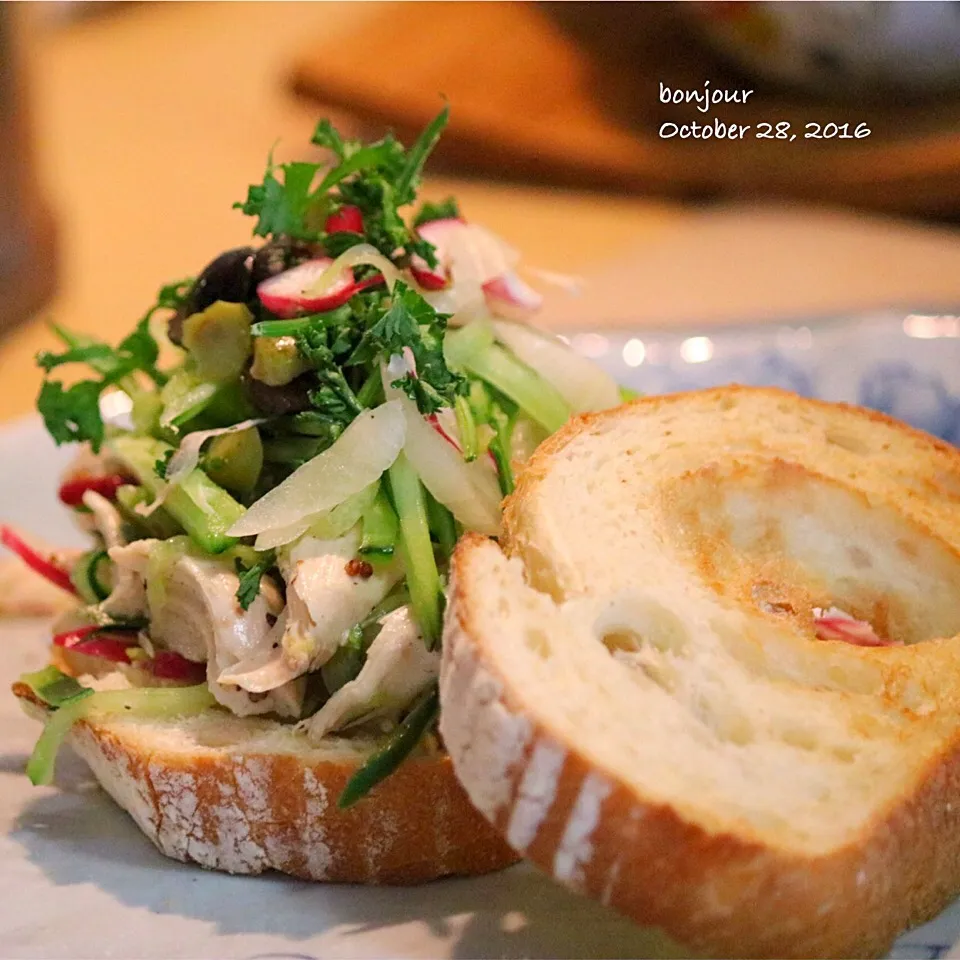 二十日大根と玉葱、胡瓜ささみのサンドウィッチ🍞😀|yasuko murakamiさん