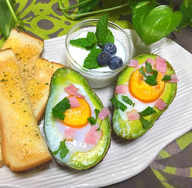 Snapdishの料理写真:✨Avocado & eggs for breakfast...焼きアボガドとたまご、トーストと食べると美味しい(*^_^*)✨|🌺Sanntina🌺さん