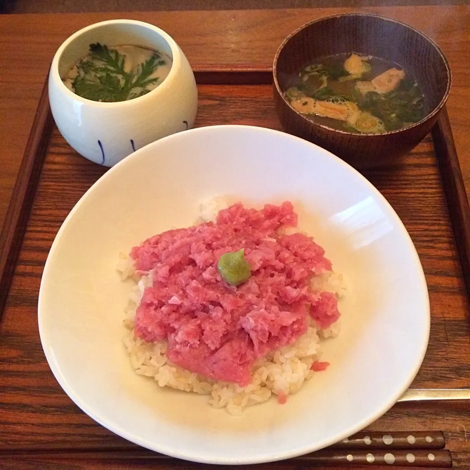 Snapdishの料理写真:トロまぐろ丼、昨日の鍋焼きうどんの具と汁を使って茶碗蒸し、味噌汁|マユマユさん