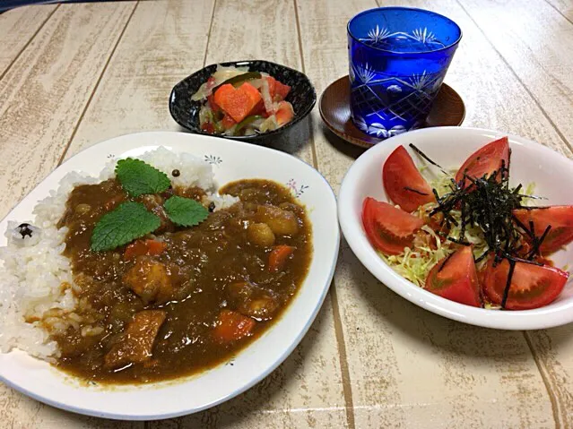 Snapdishの料理写真:今日の男飯(＞人＜;)たっぷり煮込みカレーセット(ピクルスandサラダ付き)♬|ひーちゃんさん