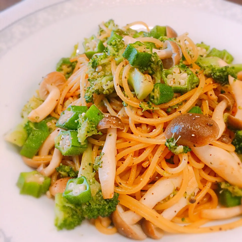 緑野菜とキノコのバター醤油パスタ🍝💕|🍎ゆかりんご🍎さん