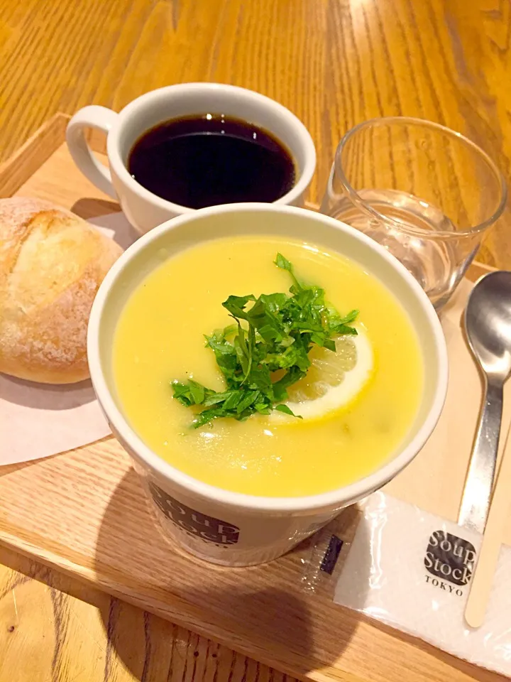 スープストックで温かスープランチ🍲💛|まみりんごさん