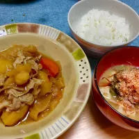 Snapdishの料理写真:肉じゃがとオクラの味噌汁|やぁまさん