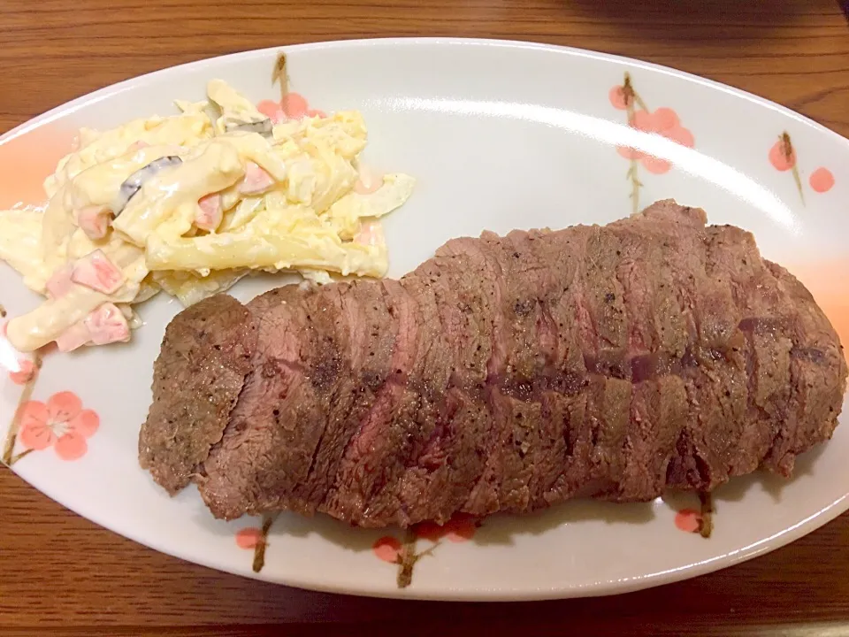 牛肉ステーキとマカロニサラダ|寧々栄養士さん