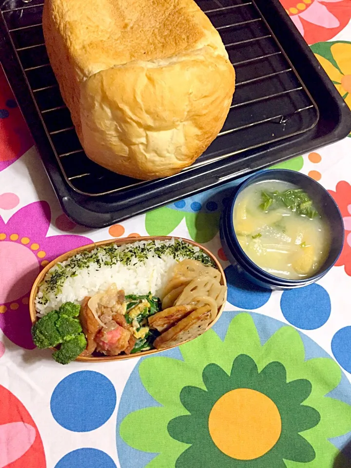 Snapdishの料理写真:今日の朝焼き胡麻食パンとお弁当〜。ﾗ━━━━━━ヽ(´∀｀ヽ)━━━━━━ﾝ!!|さくたえさん