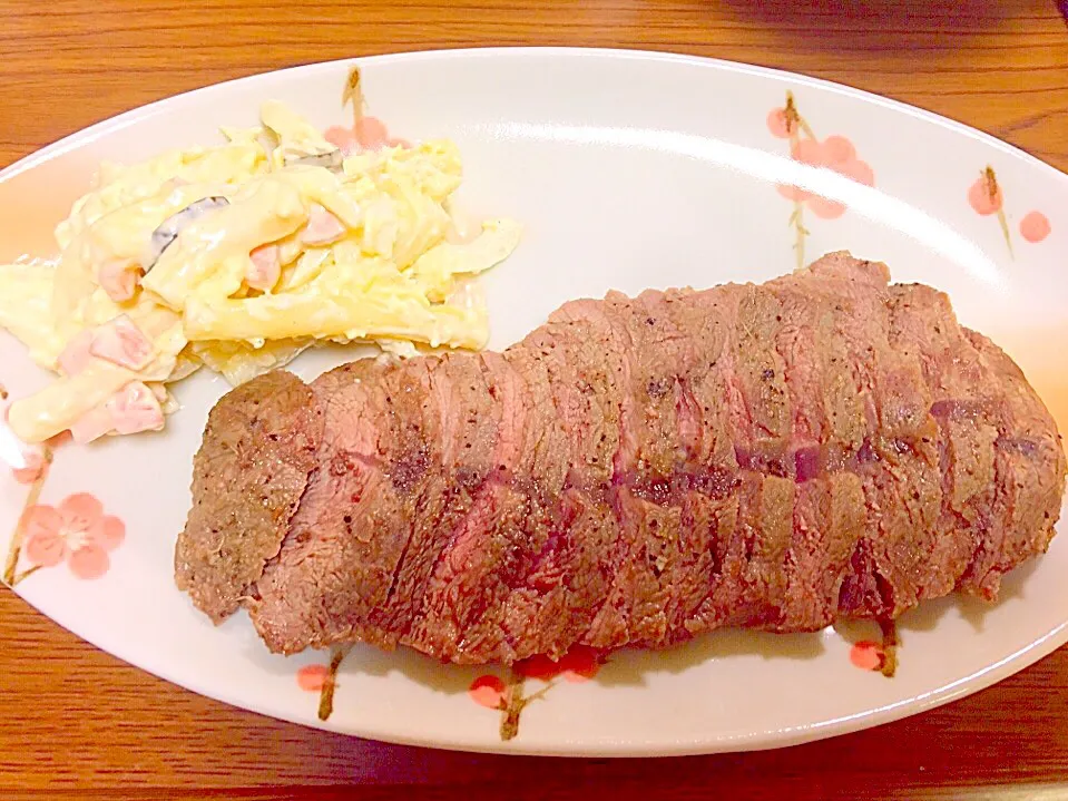 塩胡椒の味付け安い牛肉ステーキとマカロニサラダです！|寧々栄養士さん