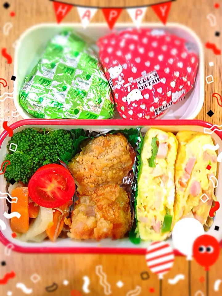 娘の体育祭弁当。唐揚げ、たまごやき、中華あんかけ、たらこ、梅おにぎり。青春！うらやましい…笑。|泡子さんさん