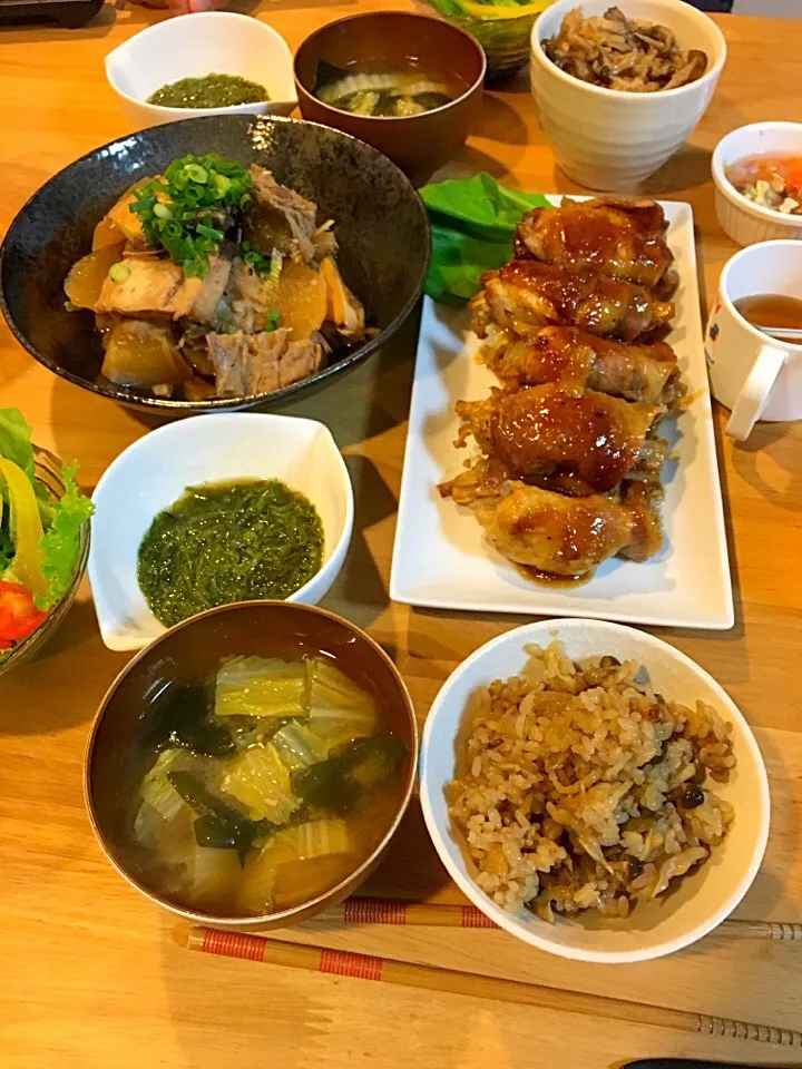 Snapdishの料理写真:ぶり大根 肉巻き野菜(レンコン、玉ねぎ、えのき) きのこの炊き込みご飯 白菜とわかめの味噌汁 めかぶ サラダ|kasumiさん