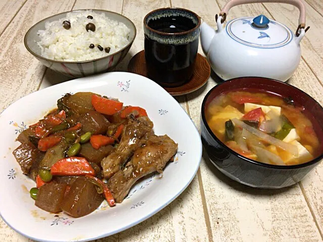 今日の男飯(＞人＜;)夕ご飯バージョン♬
手羽元と大根と人参とネギの煮物をリメイクand豆腐と大根と玉ねぎとトマトの味噌汁andむかごごはん♬|ひーちゃんさん