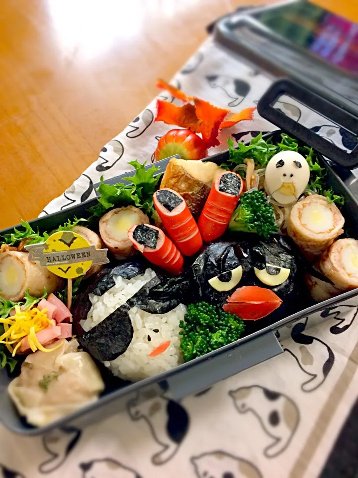 息子君弁当🎶
骨様おにぎり
下僕ちゃんおにぎり
ちくわの肉巻き
鯖
春雨サラダ
ガイコツうずら
焼売
お花ハム|BooBooさん