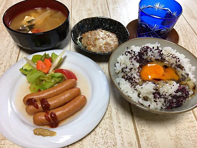 今日の男飯(＞人＜;)朝ごはんバージョン♬御殿場粗挽きポークwithピクルスand大根と玉ねぎとトマトと豆腐の味噌汁and納豆andむかごしそ卵かけごはん♬|ひーちゃんさん