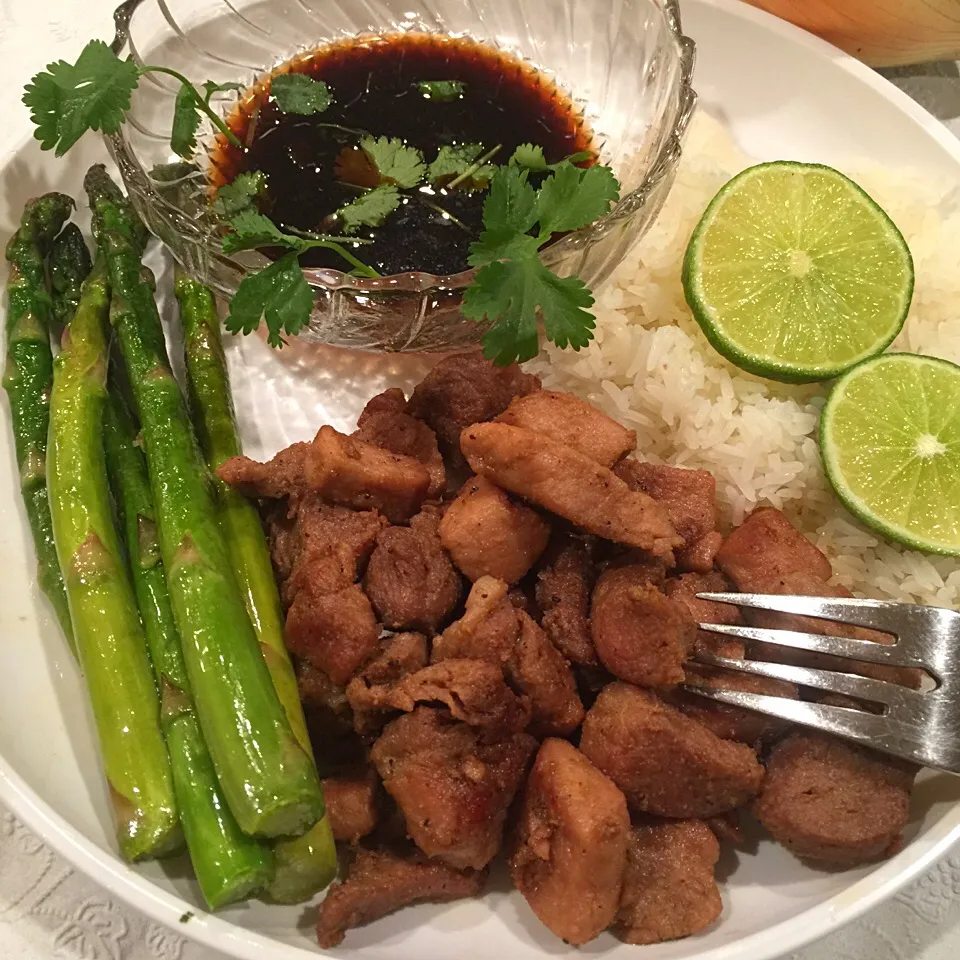 Sautéed PorkChops cutlets with steam asparagus and sauce on the sides.|Alma's Home Kitchenさん