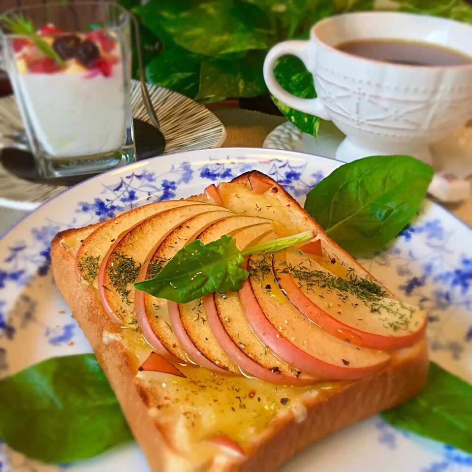 Snapdishの料理写真:『朝の✨りんごチーズトースト💘』|paaruさん