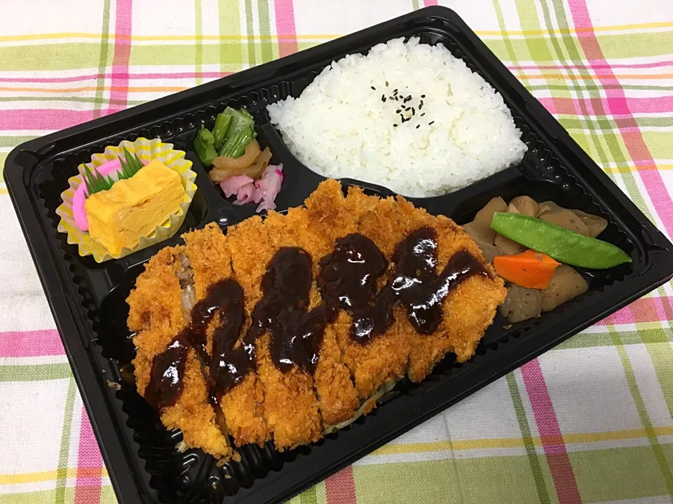 割菊屋 とんかつ幕の内弁当|Naokazu Kuritaさん