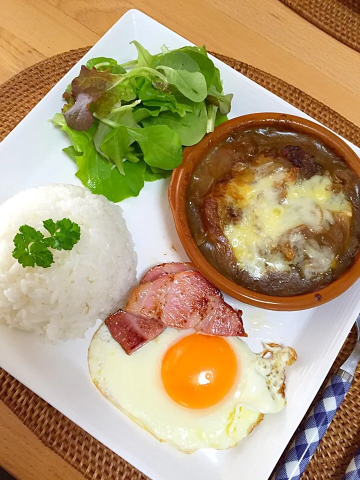 ベーコンエッグ焼きチーズカレー|satoeさん