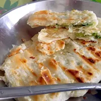 自家的葱油饼
Scallion pancake. Mum's recipe. 🌱|Haru Liangさん