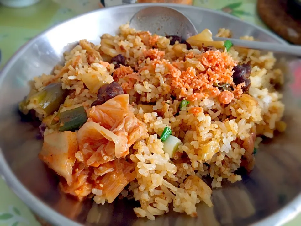 15 min Kimchi fried rice. 

Recipe from here: 
http://rasamalaysia.com/kimchi-fried-rice/2/|Haru Liangさん