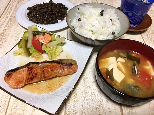 今日の男飯(＞人＜;)テニス前の軽食♬
鮭のバター醤油焼きwithピクルスand豆腐と玉ねぎと自然薯とトマトの味噌汁andむかごの塩茹でandむかごごはん♬|ひーちゃんさん