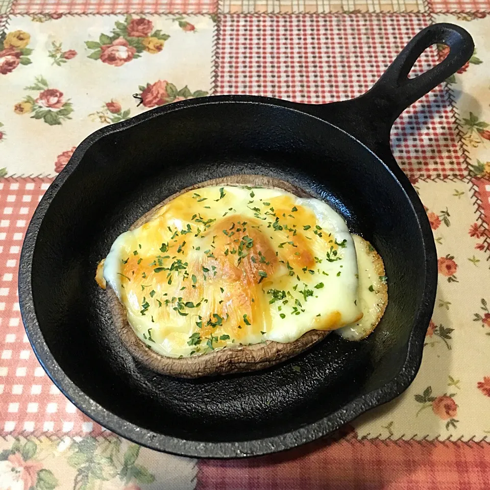 ロッジのスキレットde椎茸のチーズ焼き🍳|＊ゆみしぼり＊さん