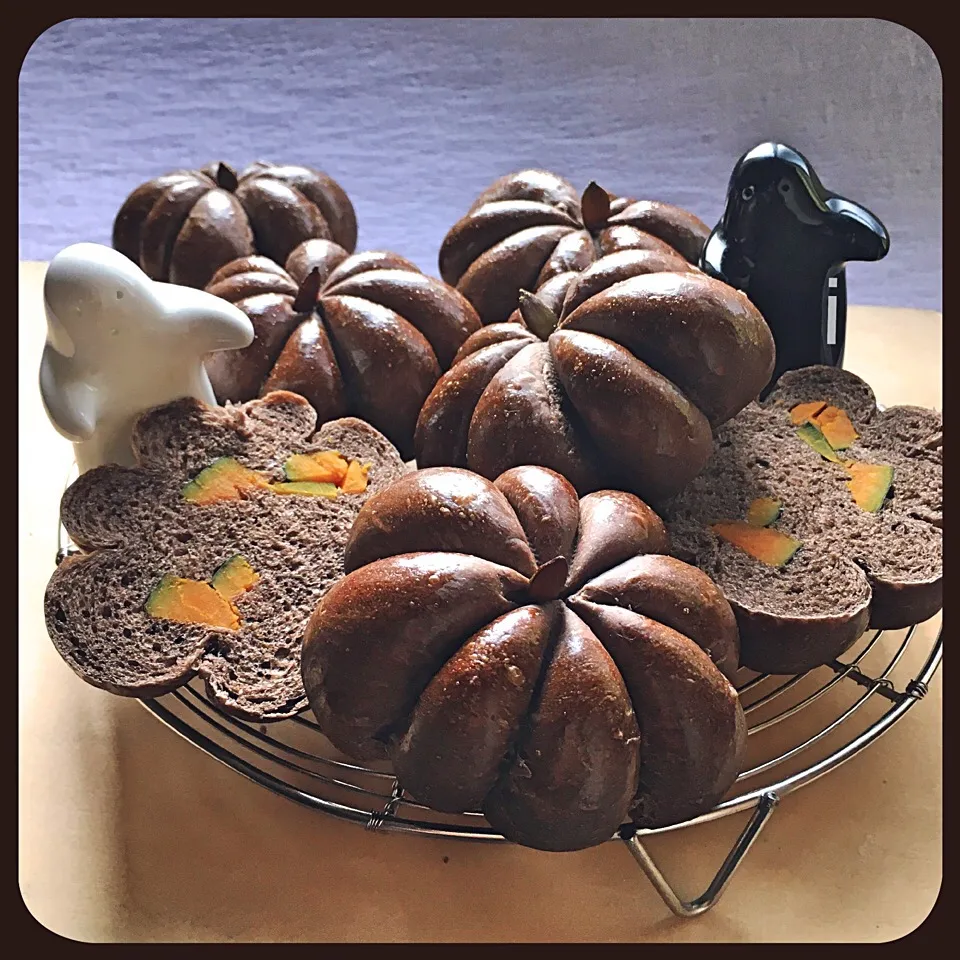 ハロウィン 🎃ブラックココアのかぼちゃパン 👻【Black cocoa pumpkin bread for Halloween】|izoomさん