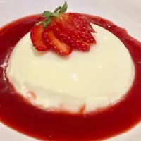 Panna cotta with strawberry sauce|Reni A Danielさん