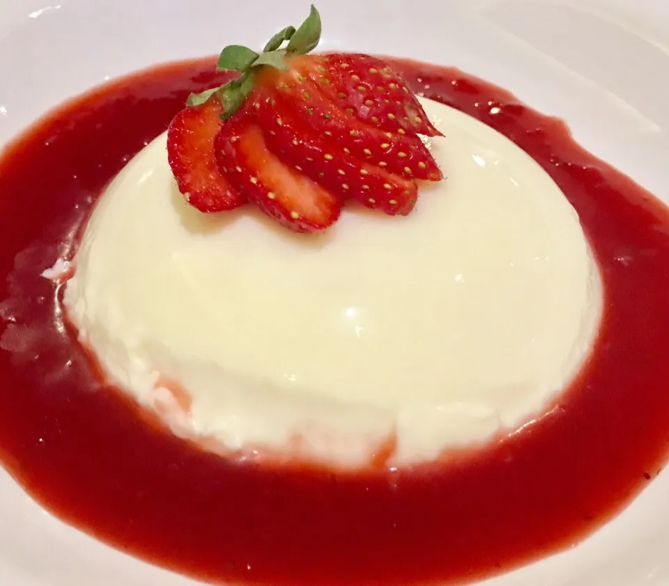 Panna cotta with strawberry sauce|Reni A Danielさん