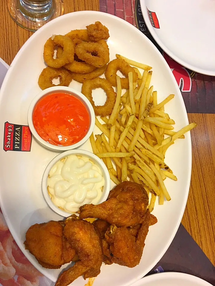 Fries and chicken at shakeys|Ryn B Camzさん