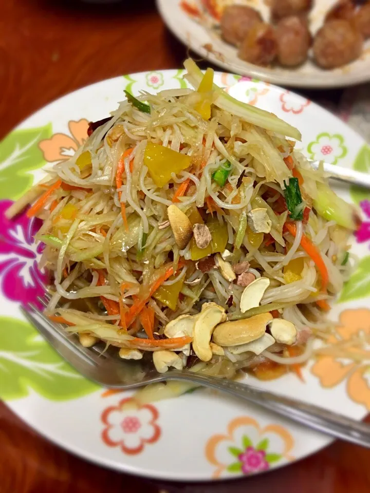 Snapdishの料理写真:Papaya salad #ThaiFood|Noynaさん