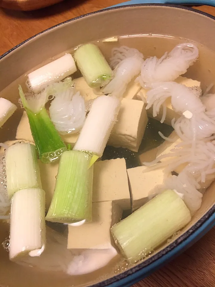 Snapdishの料理写真:帰宅→ルクルーゼに水＆昆布→風呂→出汁出てる→豆腐・白滝・ネギぶっこむ→豆腐が動いたら湯豆腐。風邪ってやーよねー😂|MORiさん