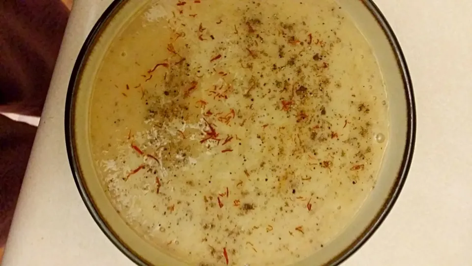 #smoothie #saffron #elaichi #spices #breakfast #vegan #bananas #apples #smoothiebowl|Hena Patelさん