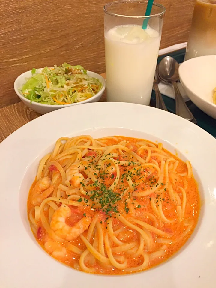 Snapdishの料理写真:小エビのトマトクリームパスタ&アイスミルク@プロント|Kazuya Miyukiさん