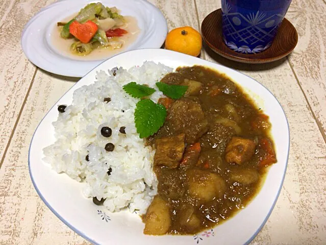 Snapdishの料理写真:今日の男飯(＞人＜;)テニス後の夕ご飯バージョン♬
たっぷり煮込んだポークチキンカレーwithピクルス♬|ひーちゃんさん